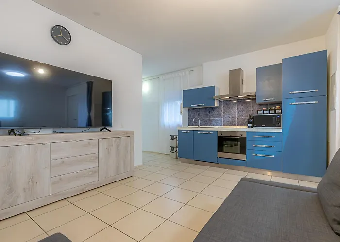 Station With Free Parking Apartment *