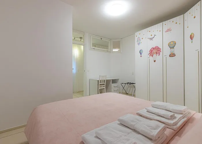 Station With Free Parking Apartman *